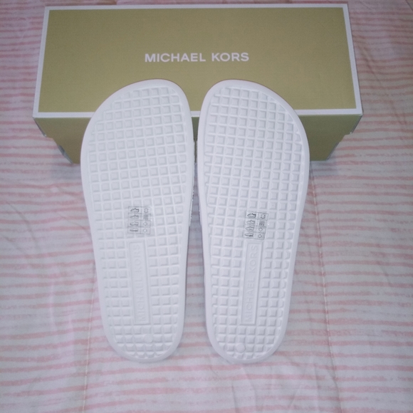 Michael Kors Gilmore Slides Sandals - Picture 5 of 11